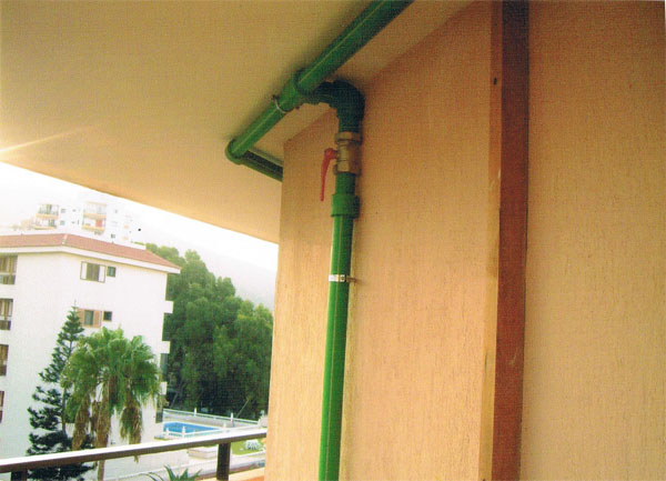 Red general para el edificio de abastecimiento de agua doméstica con ramificaciones a cada vivienda
